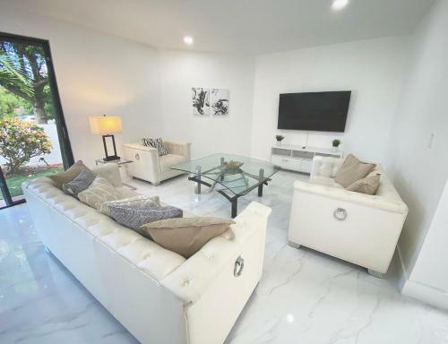 Gorgeous 6 Br Home W Heated Pool & Golf View