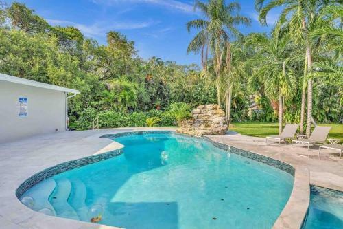 Villa Rare Hidden Getaway Heated Pool 1.5 Acres! Sleeps 16