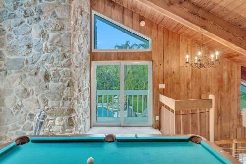 Villa Rare Hidden Getaway Heated Pool 1.5 Acres! Sleeps 16