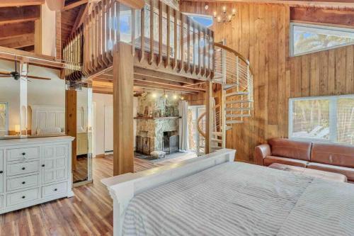 Villa Rare Hidden Getaway Heated Pool 1.5 Acres! Sleeps 16