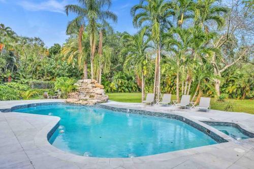 Villa Rare Hidden Getaway Heated Pool 1.5 Acres! Sleeps 16