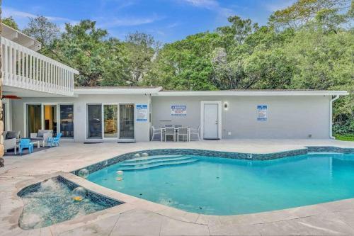 Villa Rare Hidden Getaway Heated Pool 1.5 Acres! Sleeps 16