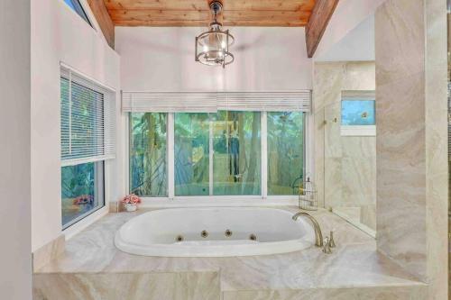 Villa Rare Hidden Getaway Heated Pool 1.5 Acres! Sleeps 16