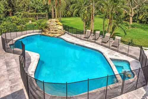 Villa Rare Hidden Getaway Heated Pool 1.5 Acres! Sleeps 16