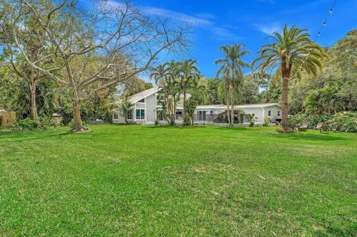Villa Rare Hidden Getaway Heated Pool 1.5 Acres! Sleeps 16