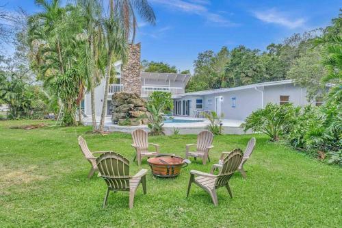 Villa Rare Hidden Getaway Heated Pool 1.5 Acres! Sleeps 16