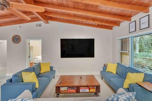Villa Rare Hidden Getaway Heated Pool 1.5 Acres! Sleeps 16