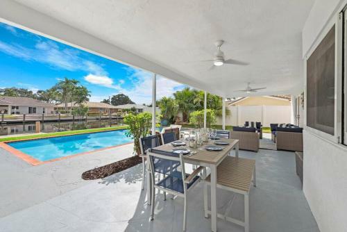 Lux Waterfront Villa/ 5 Min To Beach/ Pool / Boat/ Kayaks