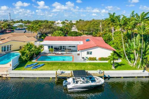 Lux Waterfront Villa/ 5 Min To Beach/ Pool / Boat/ Kayaks