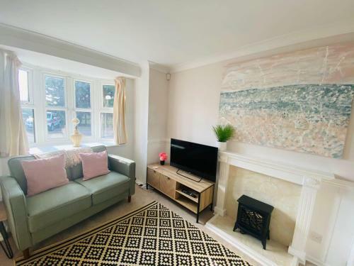 Coastal 2 Bedroom Maisonette With Parking