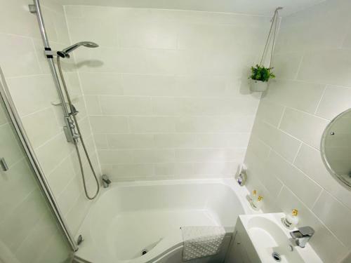 Coastal 2 Bedroom Maisonette With Parking