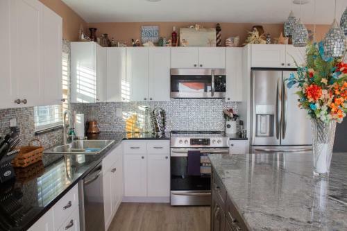 Stylish Intercoastal Blue Bungalow Close To Beach