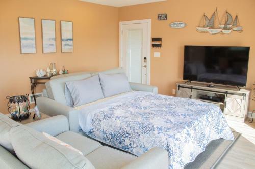 Stylish Intercoastal Blue Bungalow Close To Beach
