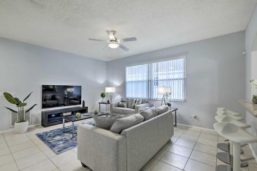 Elegant Riverview Retreat With Lanai And Pool!