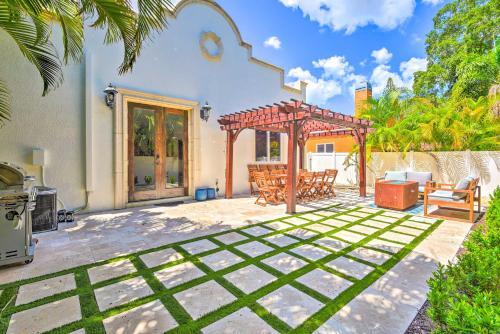 Sunny Sarasota Abode With Yard About 1 Mi To Dtwn!