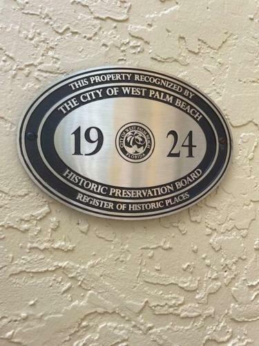 Historic Florida 4 Bedroom Home With Pool, Parking