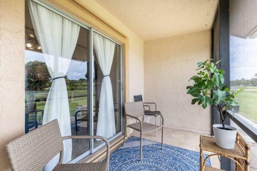 Cozy 2 Bedroom Lakeview Villa King Queen Beds