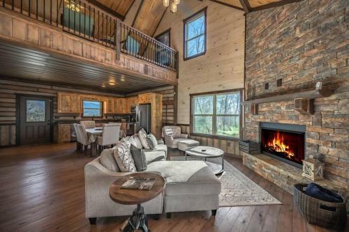 Paradise Found Mtn View Hot Tub, Wi Fi, Pool Table