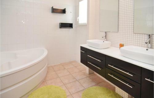 Nice Home In Calvisson With Wifi And 4 Bedrooms