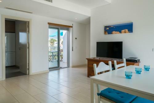 Beautiful Apartment With Terrace And A Pool