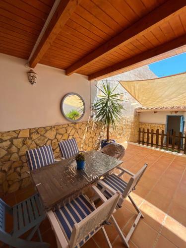 Casa De Pueblo Con Patio Amplio, Cerca De La Playa