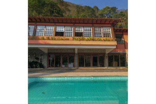 Linda Casa Colonial Em Meio A Natureza