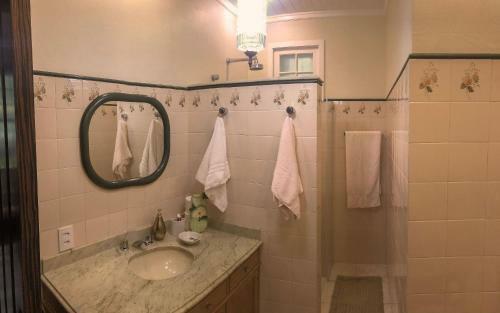 Linda Casa Colonial Em Meio A Natureza