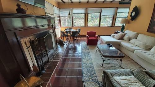 Linda Casa Colonial Em Meio A Natureza