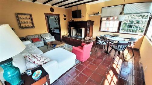 Linda Casa Colonial Em Meio A Natureza
