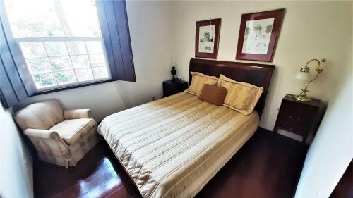 Linda Casa Colonial Em Meio A Natureza
