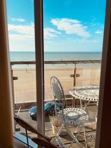 Town House In Prime Beachfront Location. Sea Views