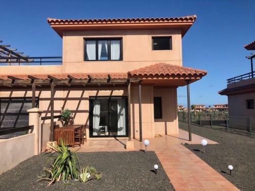 Pleasant 2 Bedroom Villa With Garden & Pool Access