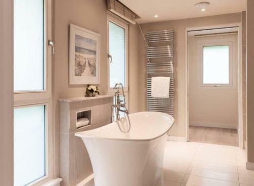 Lakeside Villa At The Lakes By Yoo, Cotswolds