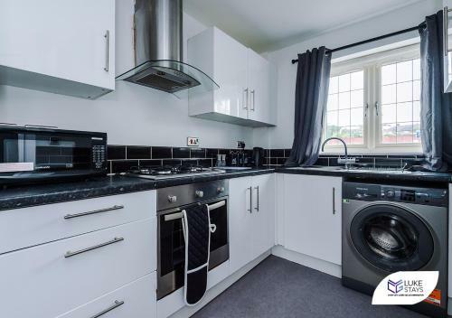 Apartamento ?lavish 4 Bed ?master Ensuite ?parking ?garden