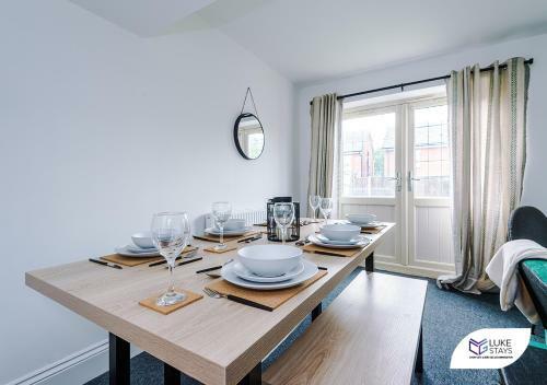 Apartamento ?lavish 4 Bed ?master Ensuite ?parking ?garden