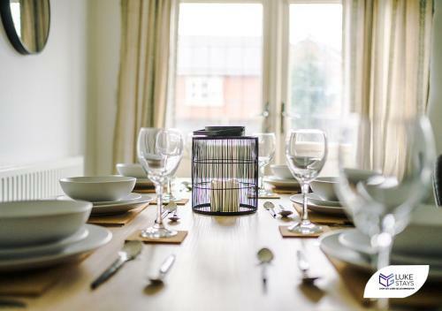 Apartamento ?lavish 4 Bed ?master Ensuite ?parking ?garden