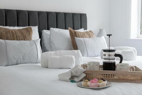 Beachcliffe House - Sea Front Property - Sleeps 10 - Pet Friendly