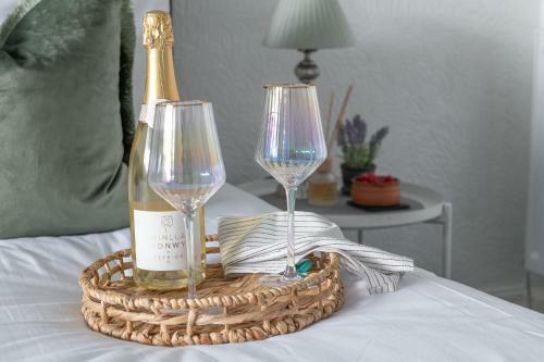 Beachcliffe House - Sea Front Property - Sleeps 10 - Pet Friendly