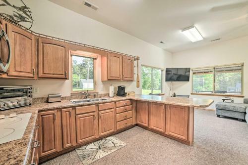 Captivating Kuttawa Retreat With Outdoor Dining