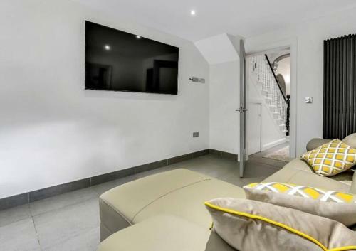 Villa No 8, Lawrence Hill