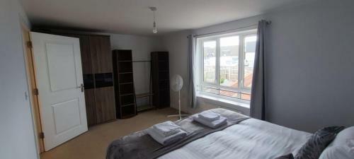 Ferndale Serviced 4 Bedroom 2 Bath House With Parking