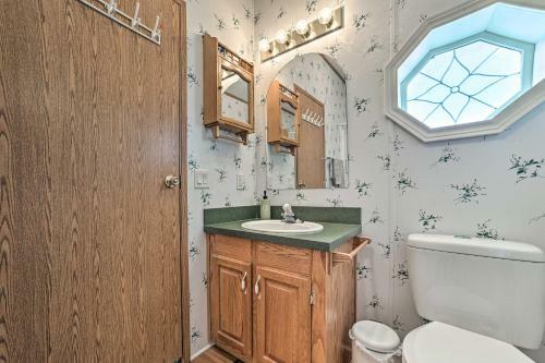 Charming Houghton Lake Cottage Walk To Lake!