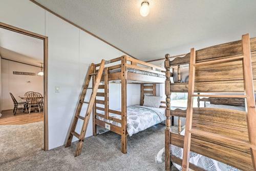 Charming Houghton Lake Cottage Walk To Lake!