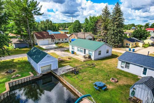 Charming Houghton Lake Cottage Walk To Lake!