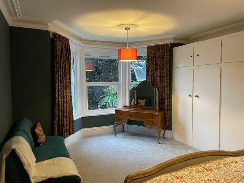 Glorious 6 Bed Detached Victorian Villa By The Sea