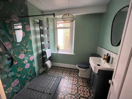 Glorious 6 Bed Detached Victorian Villa By The Sea