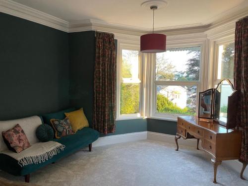 Glorious 6 Bed Detached Victorian Villa By The Sea