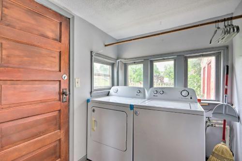 Classy Home With Enclosed Sunroom, Walk To Town