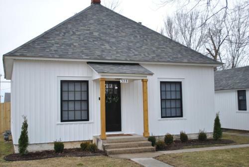 Black And White Cottage; Simple Yet Stunning.