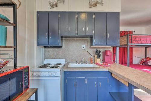 Apartamento Themed Rockaway Beach Studio With Lake View!